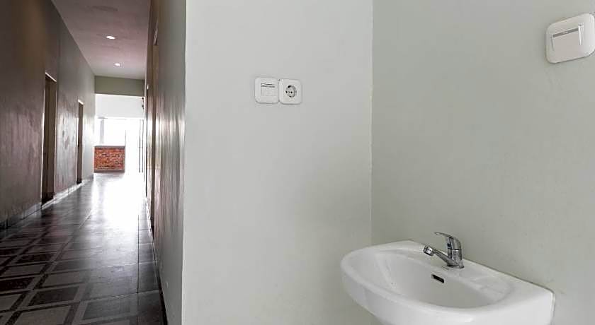 RedDoorz Plus near RS USU Medan 2