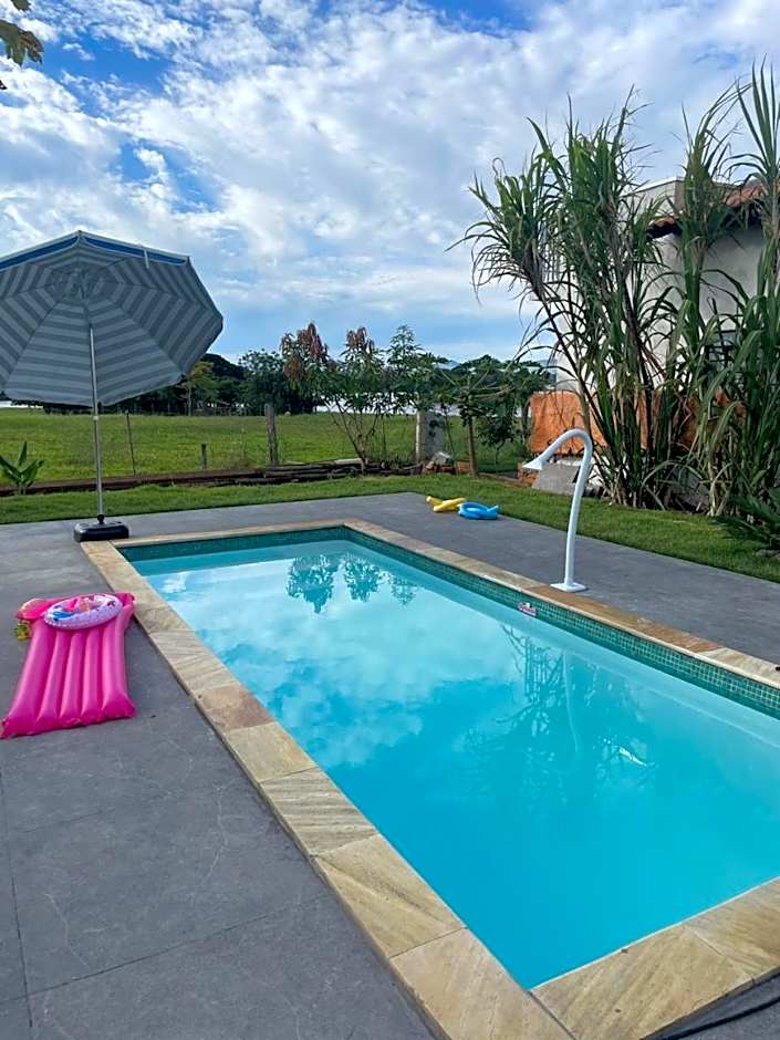 Casa com Piscina na Represa de Carlópolis