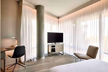 Guest room, 1 King, Mountain view, Corner room
