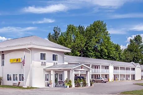 Super 8 by Wyndham Monticello