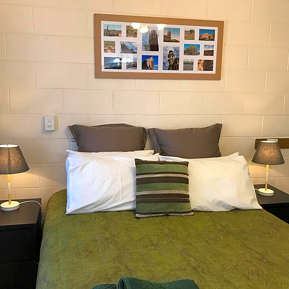 The Lodge Outback Motel