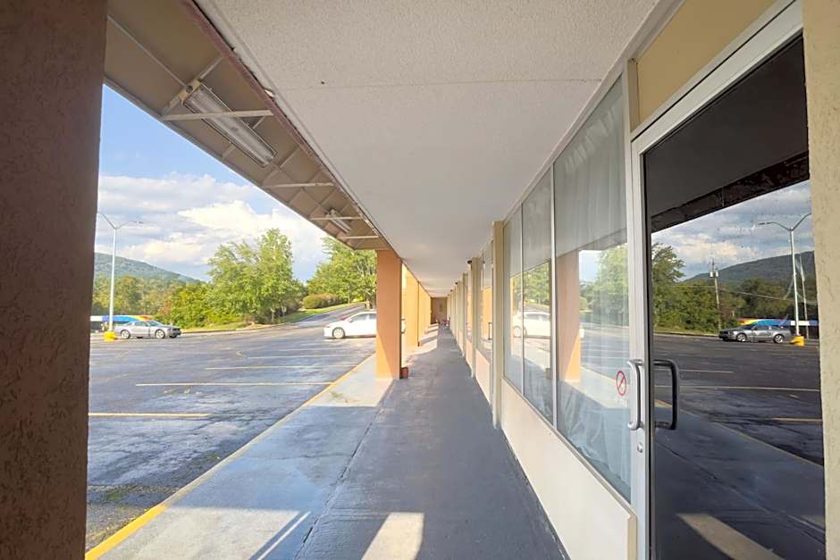 OYO Hotel Harriman near I-40