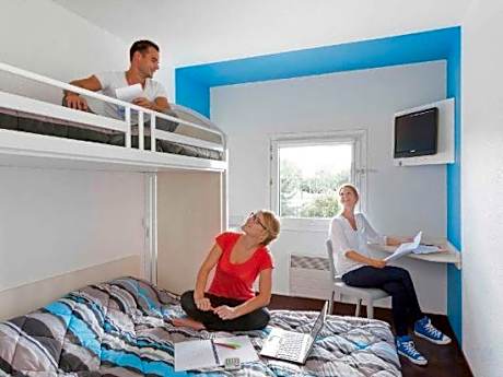 Standard Room - 1 Double Bed 1 Single Bed Shared Bathroom