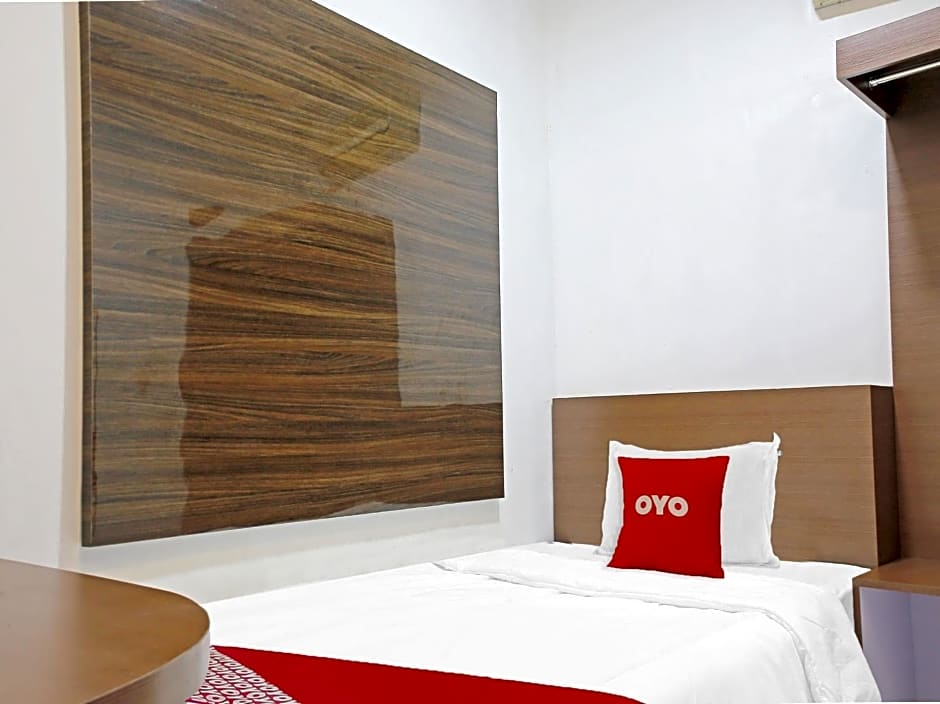 OYO 90221 Makarim Guest House Syariah