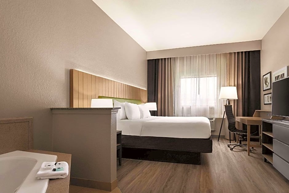 Photo 1 of 2 of 1 King Bed Suite, Whirlpool