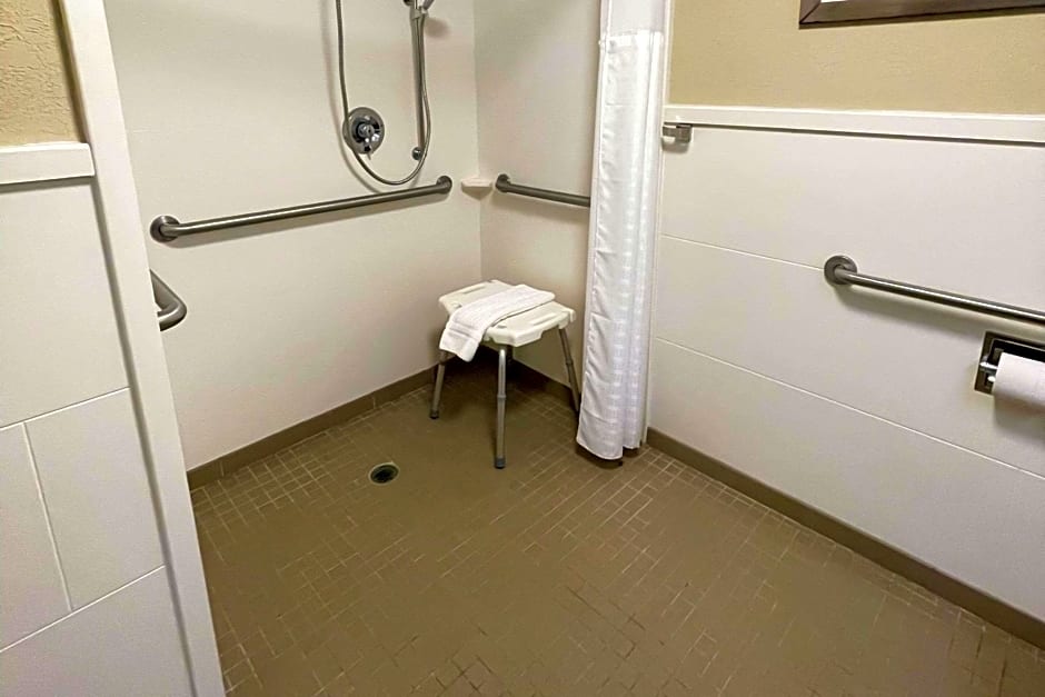 Photo 1 of 5 of 1 Queen Bed, Accessible