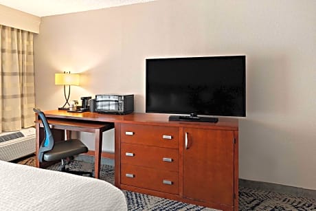 2 Queen Beds Non-Smoking Microwave And Mini-Refrigerator Full Breakfast