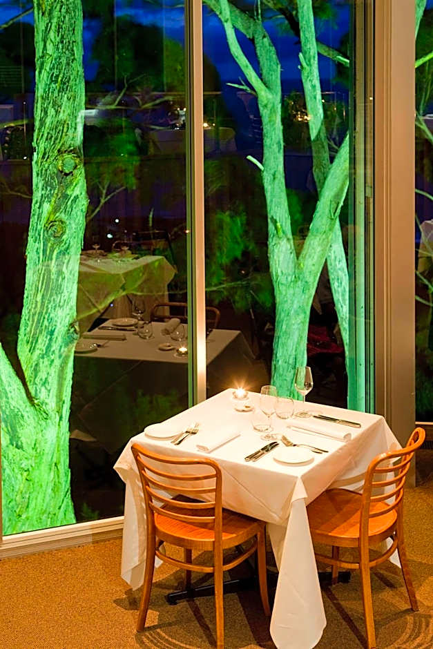 Chris's Beacon Point Restaurant & Villas