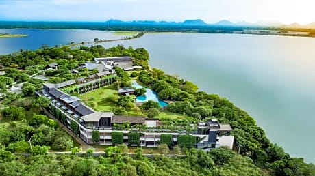 DoubleTree by Hilton Weerawila Rajawarna Resort