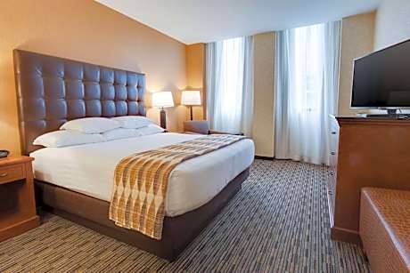 Deluxe Queen Room with One Queen Bed - Accessible, Tub, Interior