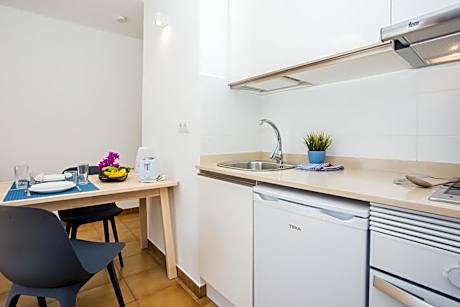 Apartment with Pool View