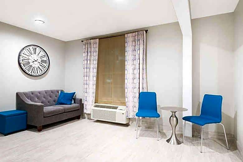 Days Inn & Suites by Wyndham Sellersburg