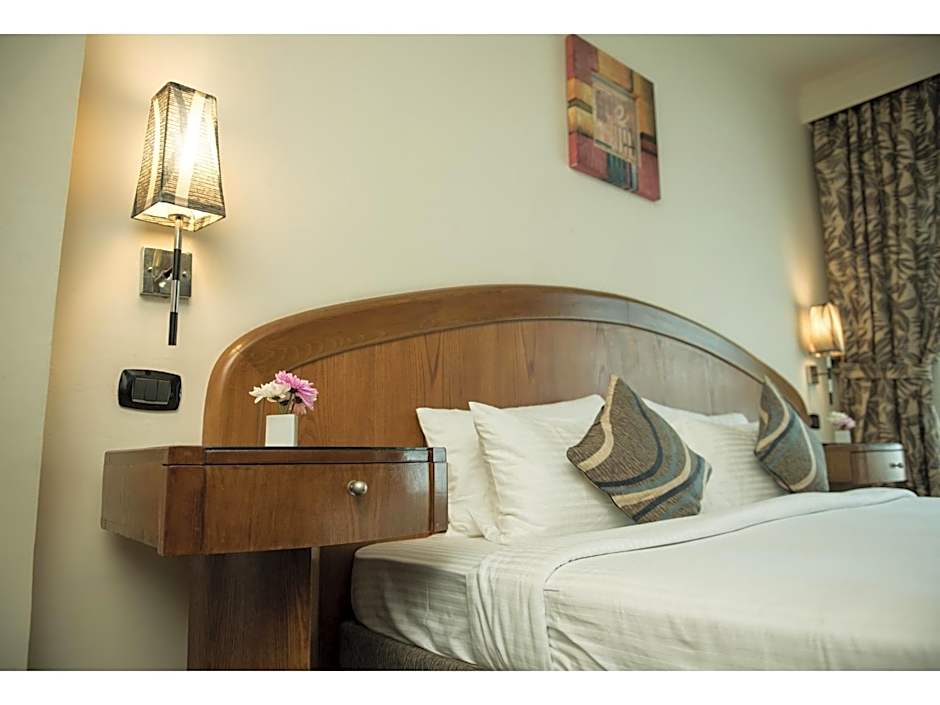 Cherry Maryski Hotel