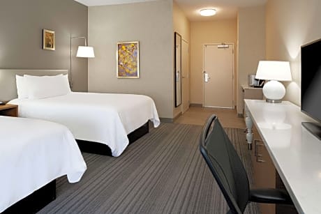 2 Queen Beds W/Accessible Roll-In Shower