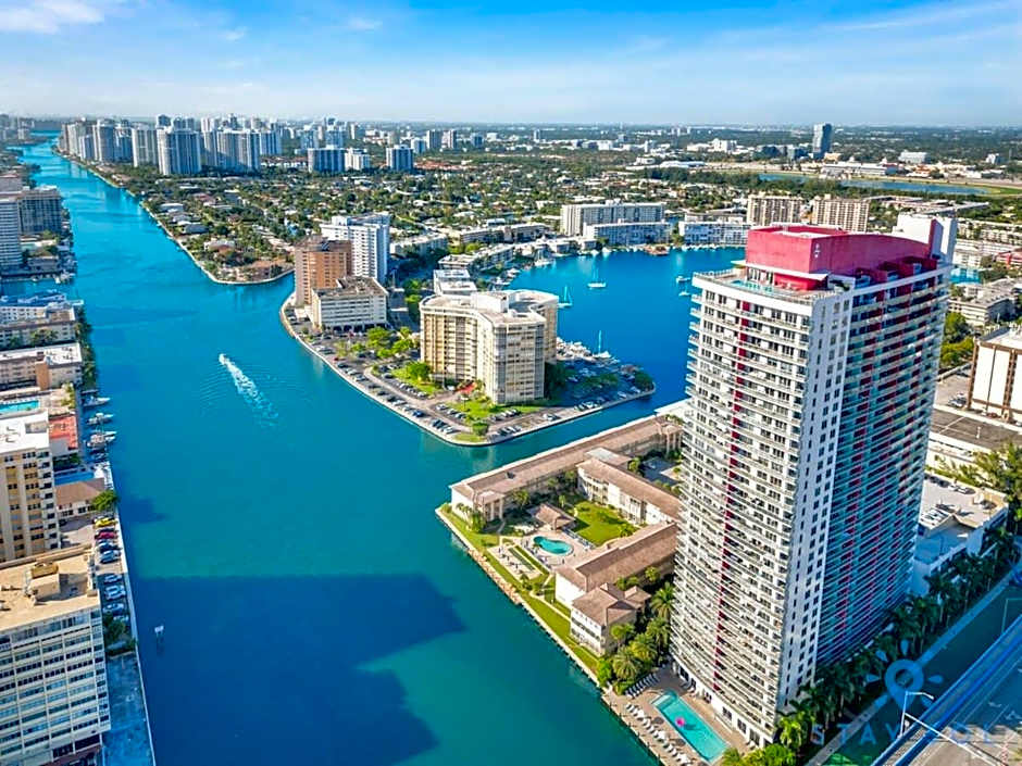 Spectacular View wBalcony Pool