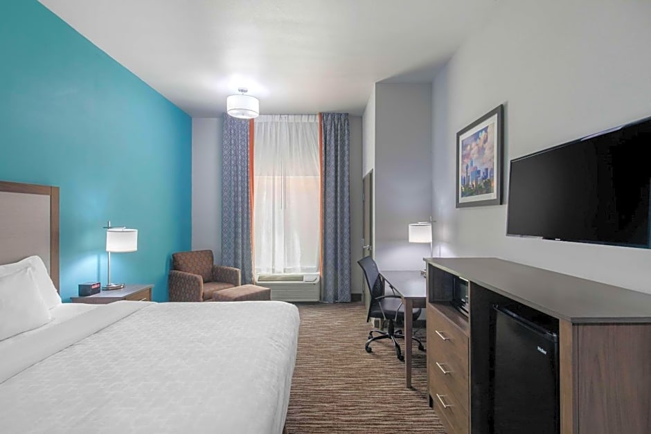 Clarion Inn & Suites DFW North