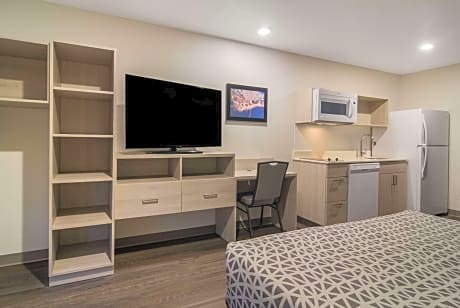 QUEEN SUITE WITH SOFA(DISHWASHER)