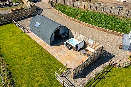 Thistle Pod Farm Stay with Hottub Sleeps 2