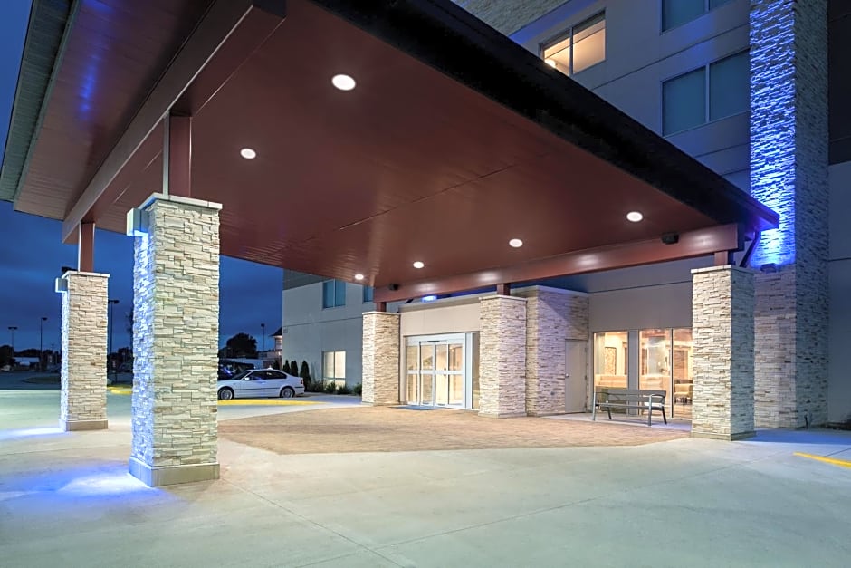 Holiday Inn Express & Suites Kingdom City, an IHG Hotel