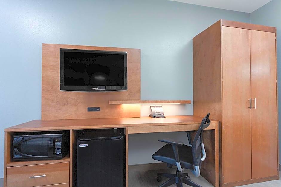 La Quinta Inn & Suites by Wyndham Ft. Myers Sanibel Gateway