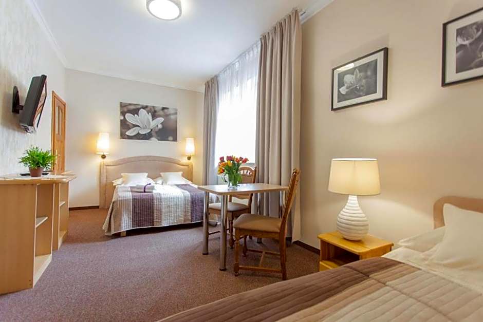 Villa Anna - Noclegi Rooms - FREE parking, taras, 1500m do Starówki