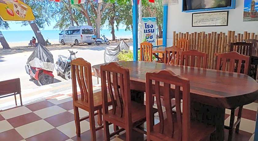 Beachfront Hotel Cha Am