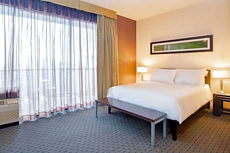 City View Penthouse Studio, 1 Queen Bed, Jacuzzi, Kitchen, Balcony