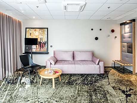 Familiy Room with bedroom with queen bed and living room with sofa, City or Chathedral View