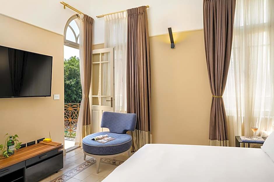 Classic 1 Queen Bed, Balcony — 5 fotoğraftan 1. fotoğraf