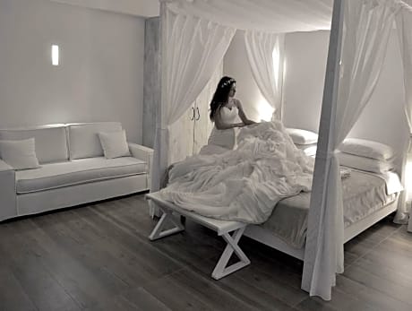 Honeymoon Suite with indoor Jacuzzi