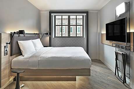 Moxy Sleeper Queen, Guest Room, 1 Queen
