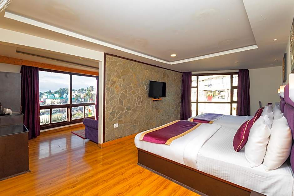 Sumitel Hotel 500 meters from Mall Road
