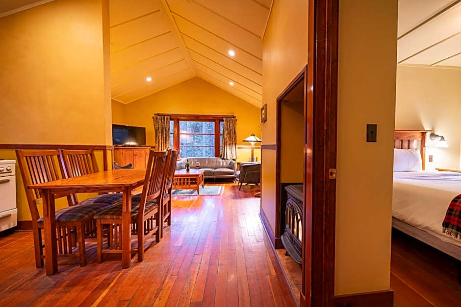 Johnston Canyon Lodge & Bungalows