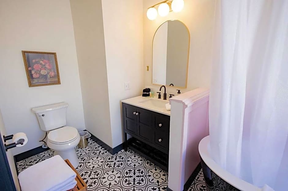 Speakeasy King Suite (Rm 8)