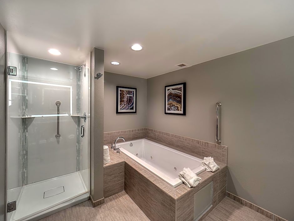 DoubleTree by Hilton Bloomington