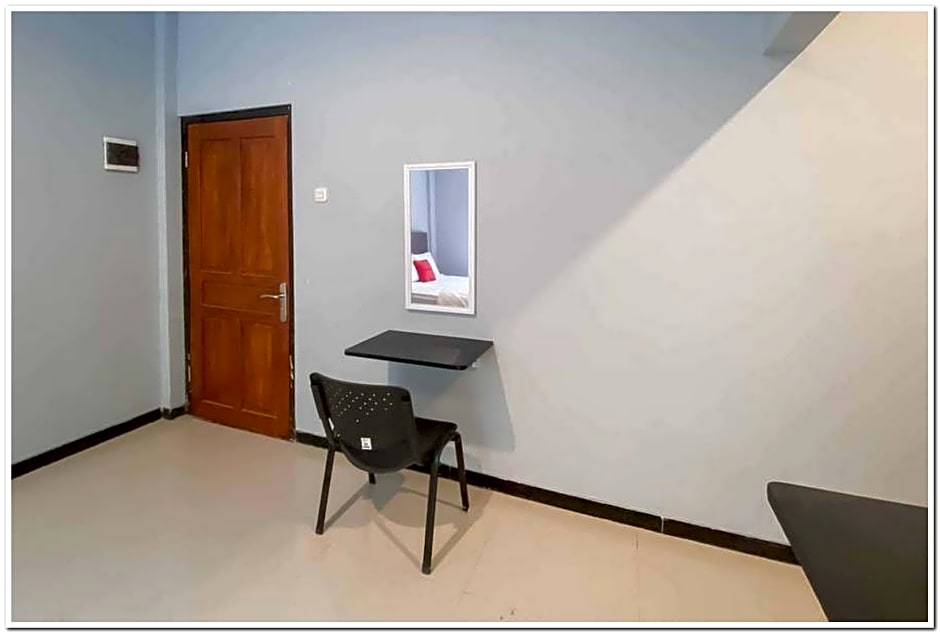 Syariah Near T2 Juanda Airport 2 by Reddoorz – Surabaja, IL