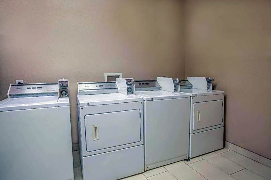 Super 8 by Wyndham Mansfield LA