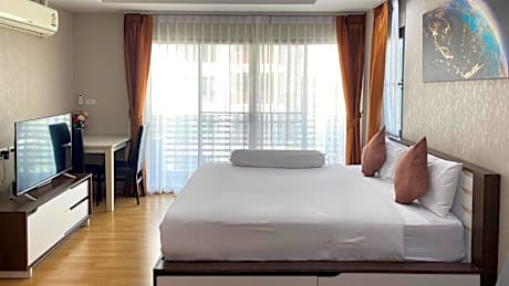 Family 4 Pool View