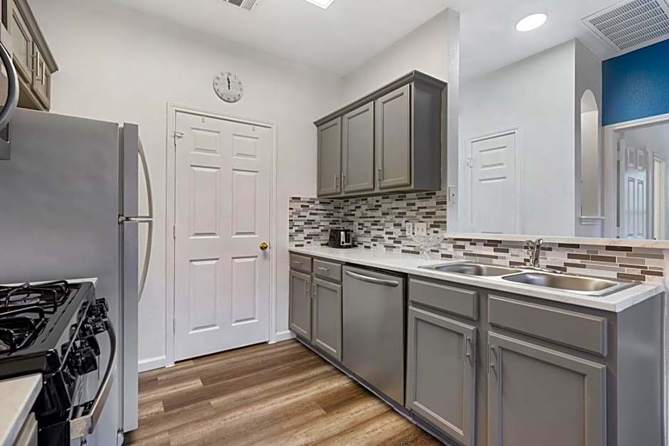 Quaint 2BD2B Condo* Fully Furnished*Amazing Patio*