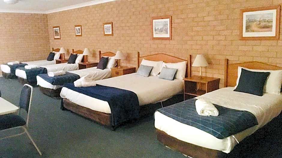 Golden Chain Aalana Motor Inn