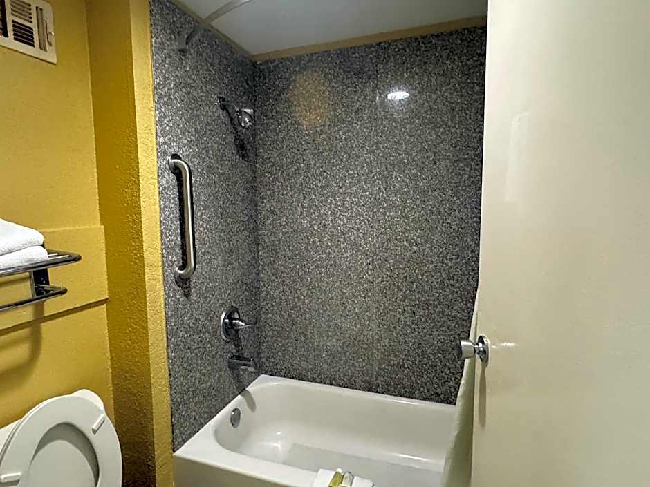 Super 8 By Wyndham Madison - Ridgeland Area