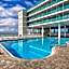 COUPLES GETAWAY, HONEYMOON SWEET, Perfectly Cozy Beach Front Condo with kitchen, pool, free parking,CHECK-IN AT DOOR