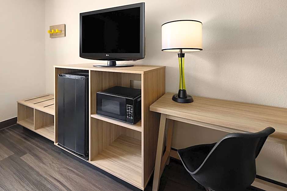 Super 8 by Wyndham South Boston VA
