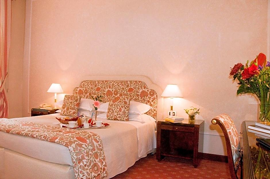 De La Ville Hotel
