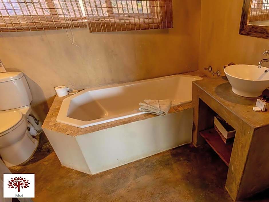 Zebula Golf and Wildlife Estate - Porcupine Strolling Pax 8 - Moi Signature Luxury villa