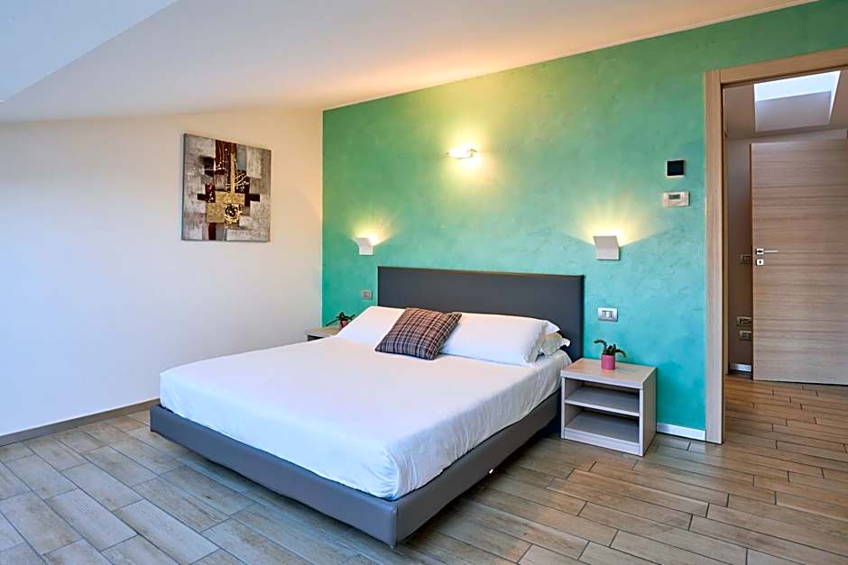 Bellagio Village - Holiday Apartments by the Lake - Seasonal Warm Pool and Sauna
