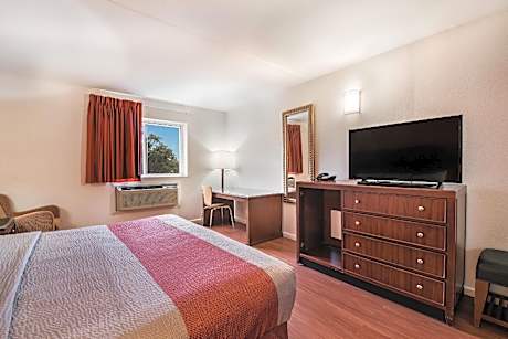 1 Queen Bed | Non-Smoking, Hot Tub