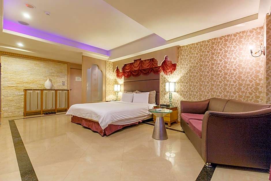 Photo 1 of 5 of 1 Queen Bed, Jetted Tub