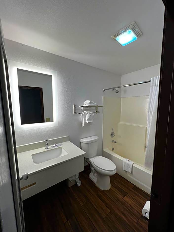Days Inn & Suites by Wyndham Flagstaff I-40