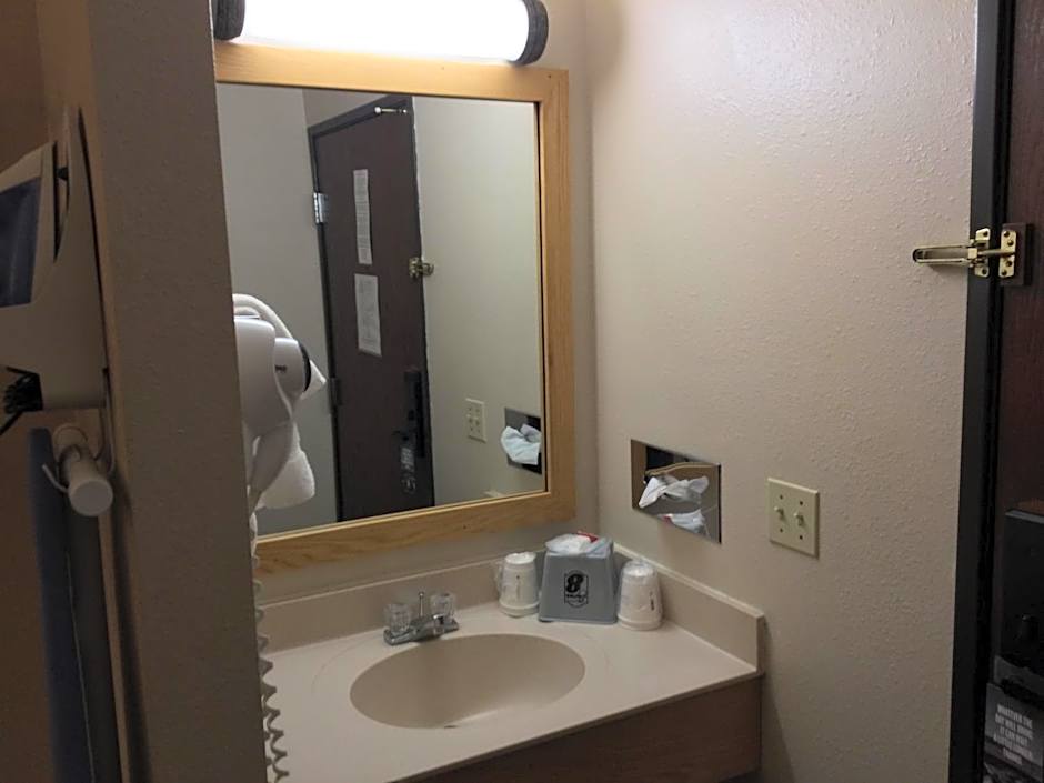 Super 8 by Wyndham Monroe WI